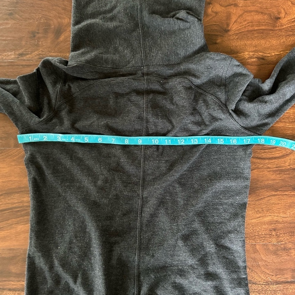 Lululemon In A Cinch Long Sleeve Tee 
Reversible 
Heathered Black Soot Stripe 
6 - Picture 4 of 8